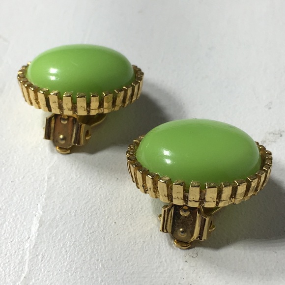 Vintage Green Gold Tone Clip On Earrings - Picture 2 of 8